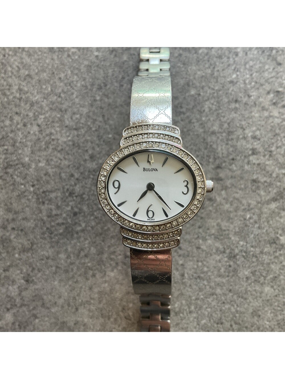 Bulova Stainless Steel Crystal Bezel Ladies Quartz Watch 2007 96L002 6" 27mm